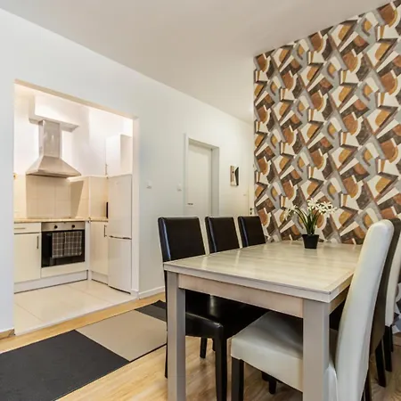 Corvin-luxe, 3 Bedroom In Center
