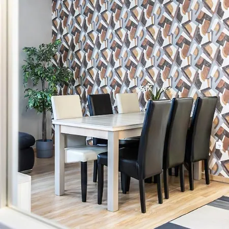 Corvin-luxe, 3 Bedroom In Center