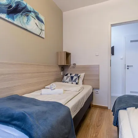 Corvin-luxe, 3 Bedroom In Center Apartman *