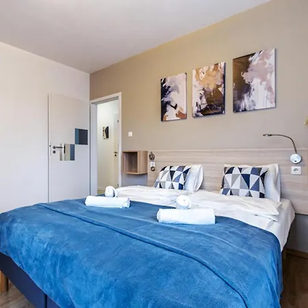 Corvin-luxe, 3 Bedroom In Center Apartman *